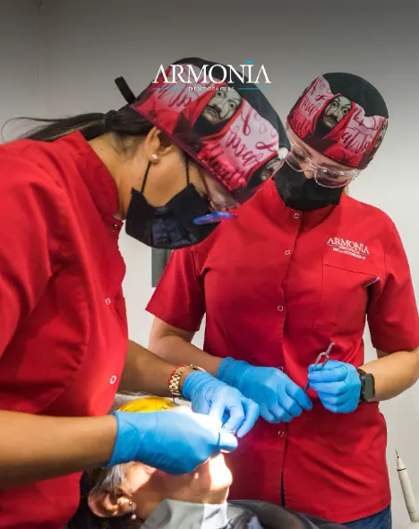 Equipo clínico trabajando